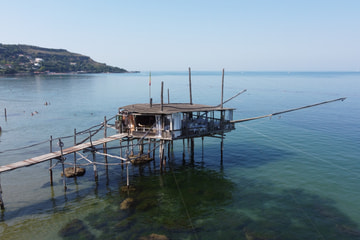 Un trabocco visto dall’alto su un mare dall’acqua trasparente.