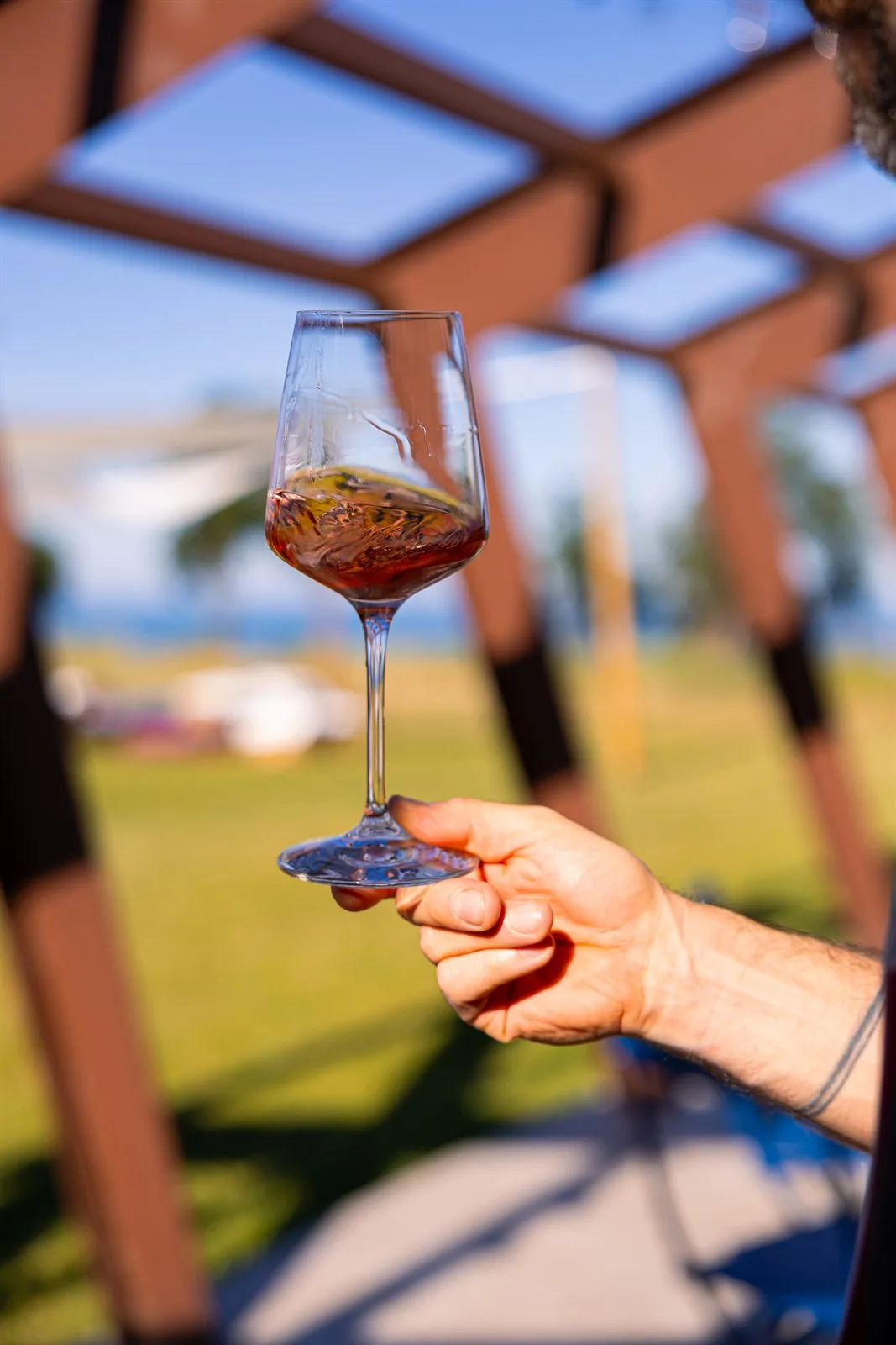 Calice di vino rosato durante una degustazione