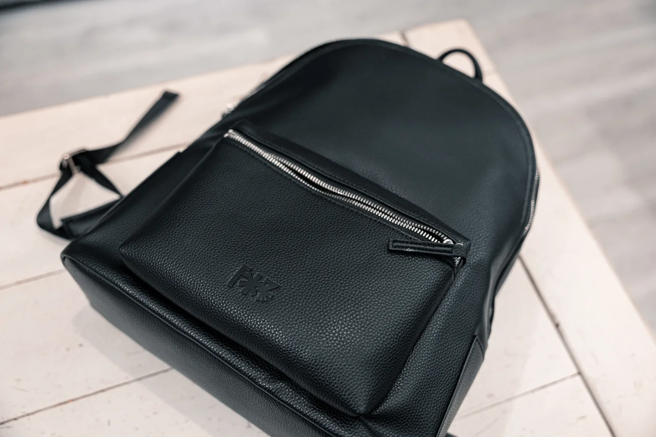 Borsa nera fotografata come oggetto editoriale