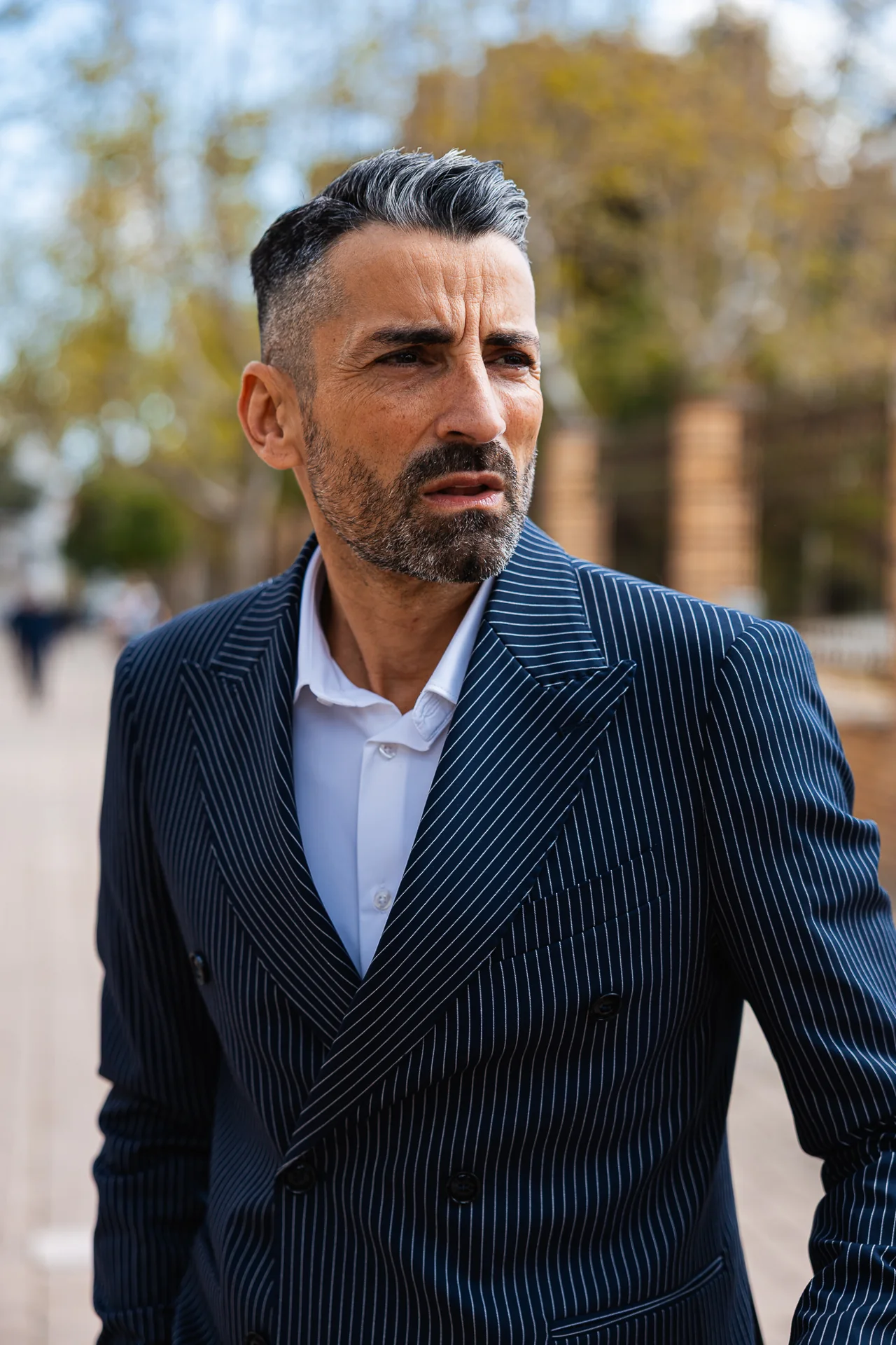 Ritratto di moda all’aperto, in abito blu