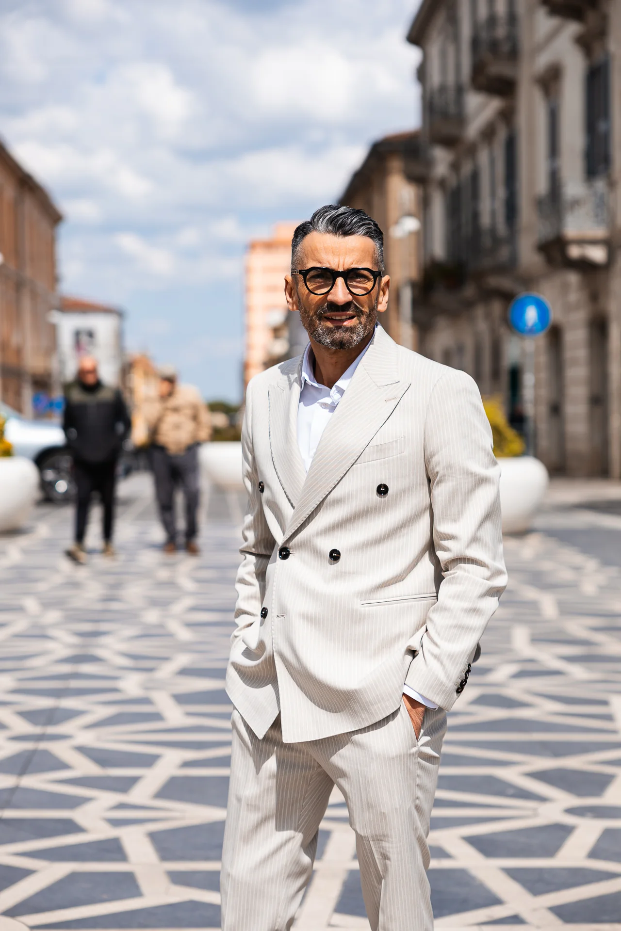 Moda: abito chiaro fotografato nel borgo
