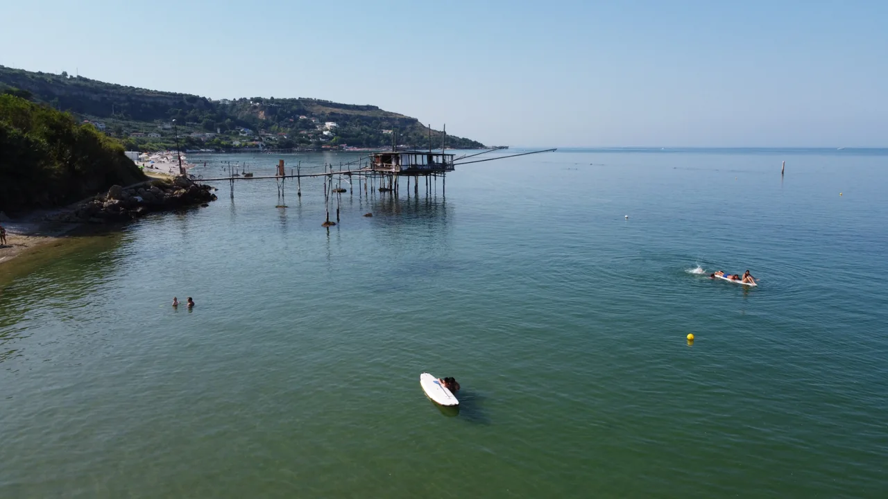 La Costa dei Trabocchi vista dall’alto, con i trabocchi sul mare