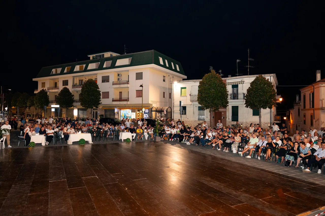 Pubblico riunito in piazza attorno allo spazio dello spettacolo