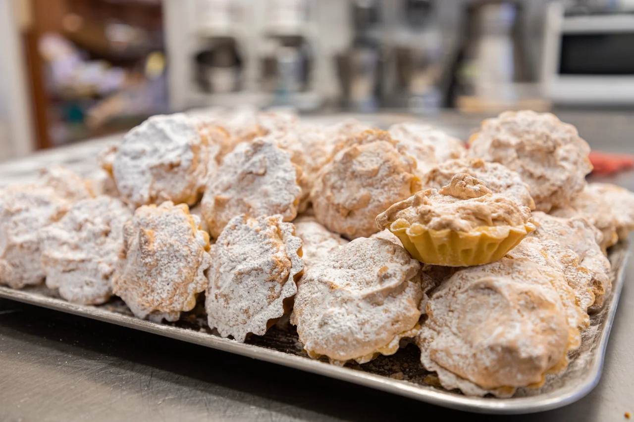 Dolci artigianali ricoperti di zucchero a velo