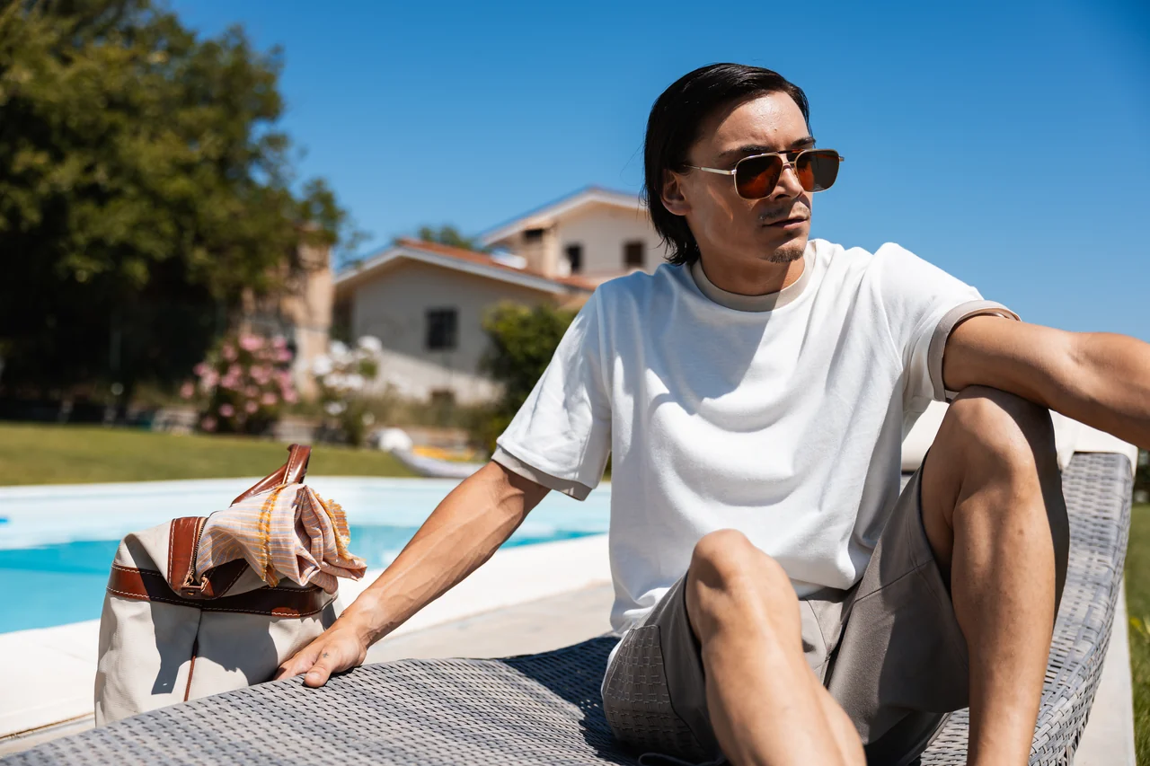 Ritratto di moda a bordo piscina