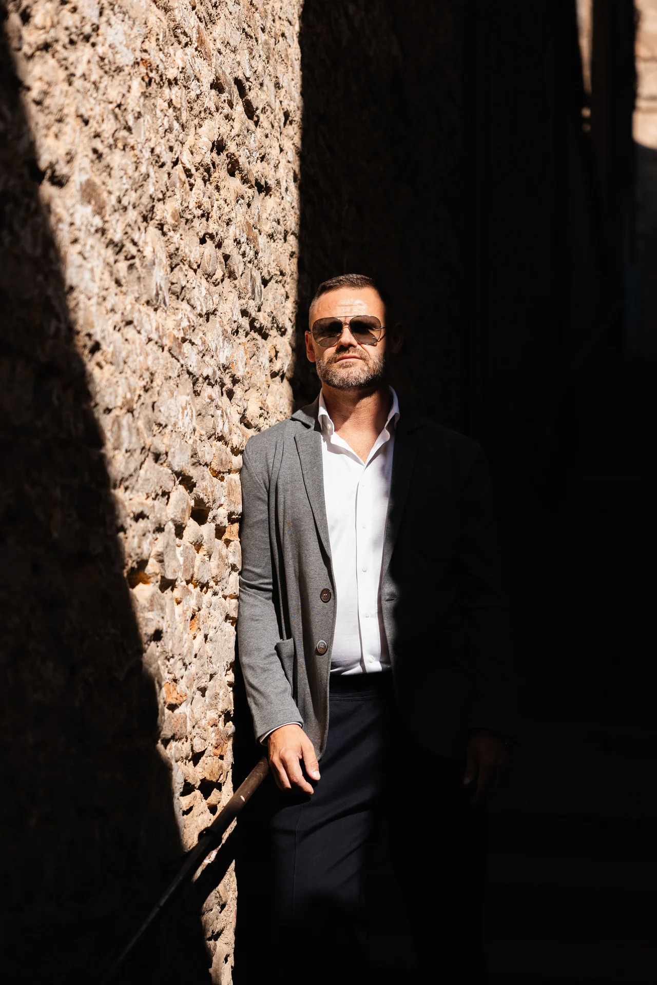 Figura in controluce in un vicolo di pietra