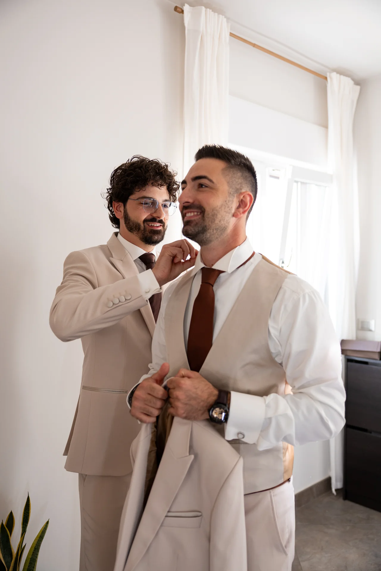 Lo sposo accompagnato durante la preparazione