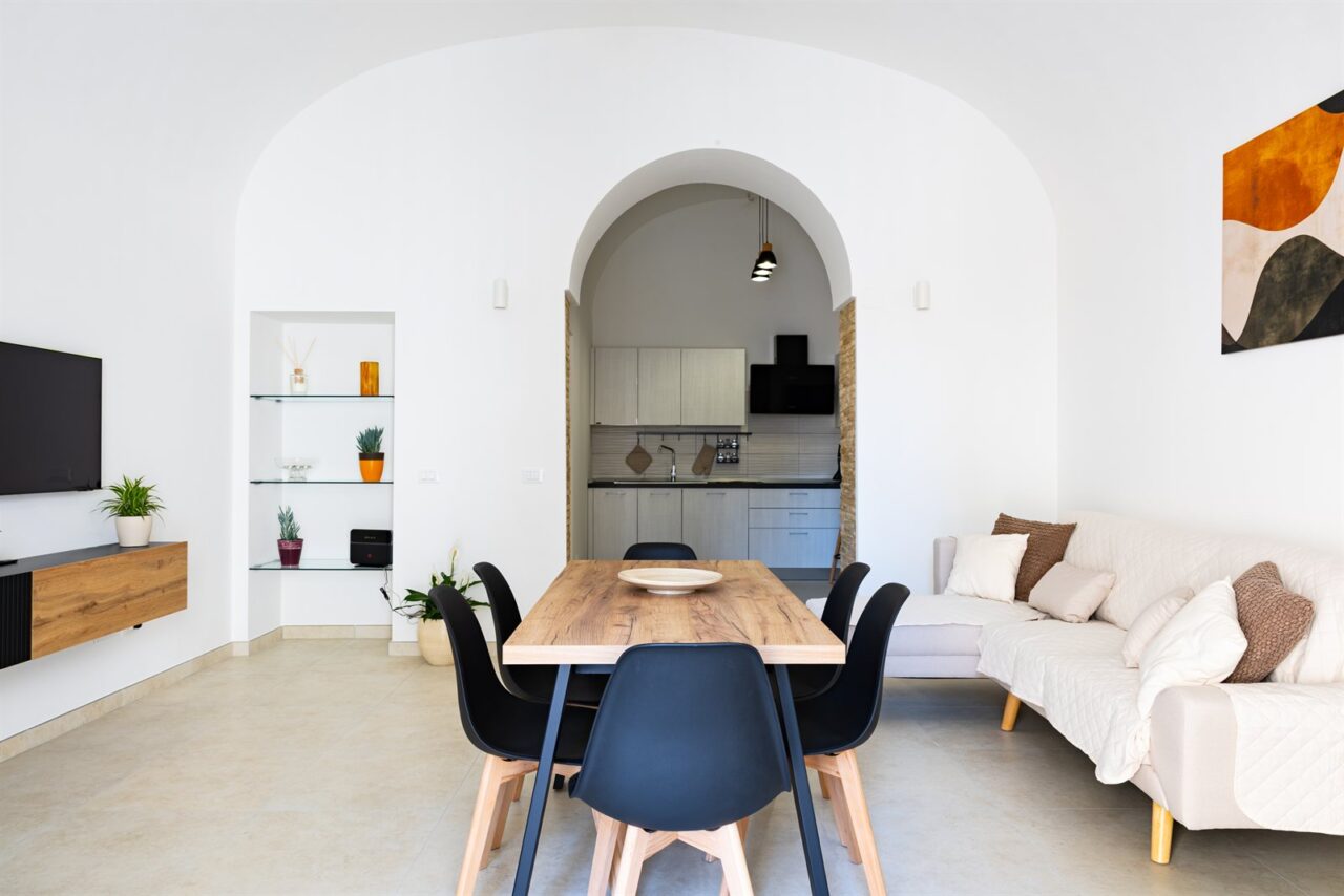 Soggiorno con arco e luce naturale